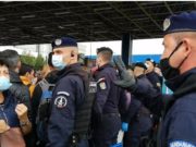 Tensiuni la Nădlac. Jandarmii încearcă să-i distanțeze pe românii care așteaptă cu miile în vamă