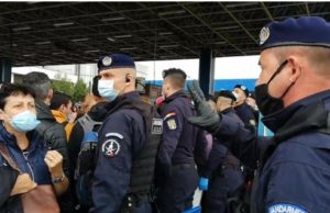 Tensiuni la Nădlac. Jandarmii încearcă să-i distanțeze pe românii care așteaptă cu miile în vamă