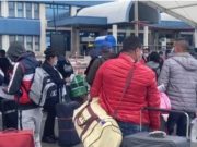 Românii se întorc la muncă în Italia și Anglia și au uitat de pandemie. Aglomerație în fața aeroportului Otopeni