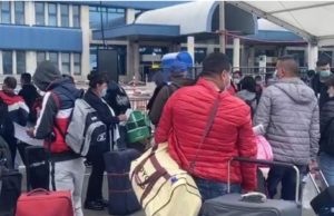 Românii se întorc la muncă în Italia și Anglia și au uitat de pandemie. Aglomerație în fața aeroportului Otopeni