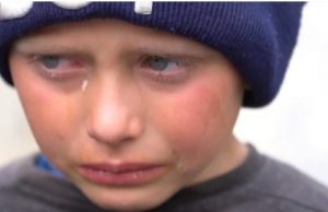 Focul i-a mistuit casa şi i-a furat zâmbetul. Gabriel a rămas fără singura lui comoară: o pereche de adidaşi