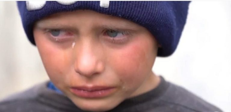 Focul i-a mistuit casa şi i-a furat zâmbetul. Gabriel a rămas fără singura lui comoară: o pereche de adidaşi