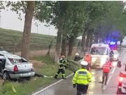 O adolescentă de 16 ani şi-a pierdut viaţa după ce maşina în care se afla s-a înfipt într-un copac