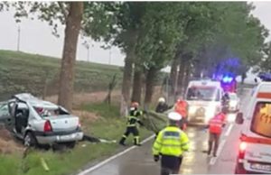O adolescentă de 16 ani şi-a pierdut viaţa după ce maşina în care se afla s-a înfipt într-un copac