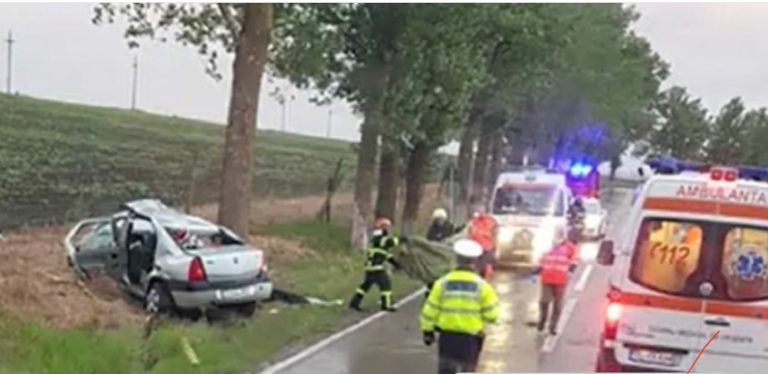 O adolescentă de 16 ani şi-a pierdut viaţa după ce maşina în care se afla s-a înfipt într-un copac