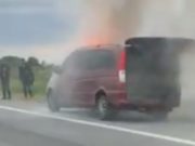 MICROBUZ PLIN CU OAMENI, ÎN FLĂCĂRI PE A1. INCENDIUL A IZBUCNIT DE LA UN SCURTCIRCUIT. FOTO