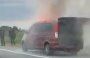 MICROBUZ PLIN CU OAMENI, ÎN FLĂCĂRI PE A1. INCENDIUL A IZBUCNIT DE LA UN SCURTCIRCUIT. FOTO