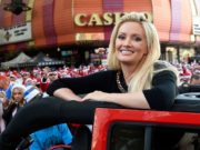 Apariția cu care un fost iepuraș Playboy a atras atenția tuturor. Cum a ieșit la plimbare cu cățelul