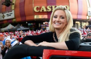 Apariția cu care un fost iepuraș Playboy a atras atenția tuturor. Cum a ieșit la plimbare cu cățelul