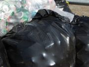 Au găsit doi saci de gunoi în mijlocul drumului și au decis să îi ia în mașină. Când s-au uitat în interior, au sunat imediat la poliție