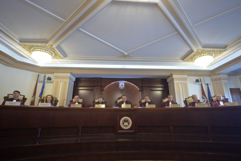 CCR: Amenzile date în timpul stării de urgență sunt neconstituționale