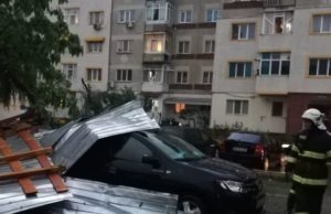 A fost potop în sudul țării! Grindina și vântul puternic au făcut prăpăd în 8 județe