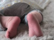 Dramă într-o familie de români din Spania, după ce fetița în vârstă de numai un an și două luni a murit, sub privirile neputincioase ale mamei și bunicii