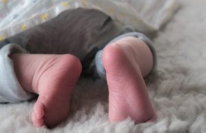 Dramă într-o familie de români din Spania, după ce fetița în vârstă de numai un an și două luni a murit, sub privirile neputincioase ale mamei și bunicii