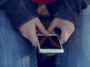 Un bărbat și-a bătut fiica și apoi i-a dat foc. „A auzit tot ce am vorbit la telefon și a venit furios la mine”