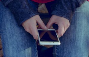 Un bărbat și-a bătut fiica și apoi i-a dat foc. „A auzit tot ce am vorbit la telefon și a venit furios la mine”