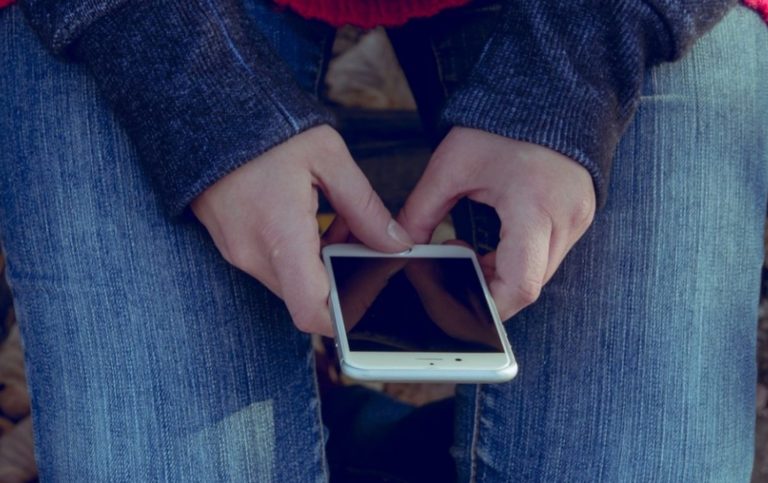 Un bărbat și-a bătut fiica și apoi i-a dat foc. „A auzit tot ce am vorbit la telefon și a venit furios la mine”