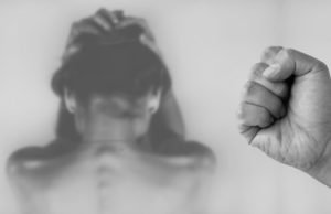 Femeie din Vaslui, snopită în bătaie de concubin. A dat cu bâta în ea până când n-a mai mișcat