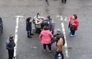 Femeie în scaun cu rotile bătută în plină stradă în Cluj. Imagini cu puternic impact emoțional (VIDEO)