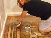 Inedit! Şi-a făcut pardoseală din 7.500 de monede