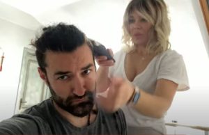 GINA PISTOL ȘI SMILEY, FOTOGRAFIAȚI ÎN IPOSTARE TANDRE! PREZENTATOAREA DE LA ANTENA 1 L-A PIPĂIT ÎNTR-O ZONĂ INTIMĂ PE ARTIST ÎN TIMP CE ERAU LA O PETRECERE
