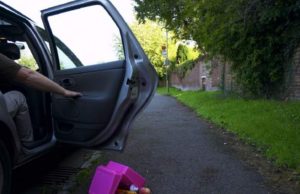 Copilă de 9 ani, luată cu forța de pe stradă și sechestrată de doi tineri, în Galați