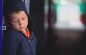 Apelul sfâșietor al unui copil de 10 ani, care nu are calculator acasă: „Mi-e dor de doamna învățătoare, dar nu am cum să o văd”