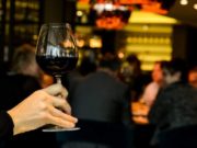 Restaurant deschis, cu sticle de vin pe masă și muzică în difuzoare, la Cluj. Polițiștii s-au dat drept clienți și i-au prins