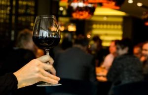 Restaurant deschis, cu sticle de vin pe masă și muzică în difuzoare, la Cluj. Polițiștii s-au dat drept clienți și i-au prins