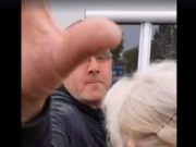 Fermier german lovește un român, culegător de sparanghel, care-l filma, în timp ce se certau: „Aici e sclavie curată!”