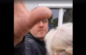 Fermier german lovește un român, culegător de sparanghel, care-l filma, în timp ce se certau: „Aici e sclavie curată!”