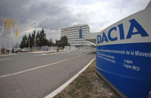 Un angajat Dacia a murit în curtea fabricii, după ce a ieșit din tură. Bărbatul va fi testat pentru Covid-19