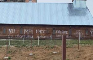 Mesaj scris pe biserică, protest că se difuzează slujbele prea tare în boxe: ”Nu mai faceți gălăgie, cerșetorilor!”