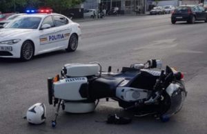 Polițist pe motocicletă, de la Brigada Rutieră, lovit de un autobuz