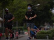 Tânăr din Wuhan, la un pas de moarte după ce a alergat cu masca pe față. Medic: 90% din plămânul stâng, afectat