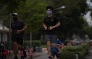 Tânăr din Wuhan, la un pas de moarte după ce a alergat cu masca pe față. Medic: 90% din plămânul stâng, afectat