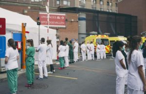 Medicii și asistentele i-au întors spatele premierului belgian, aflat în vizită la un spital din Bruxelles