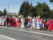 Nepot de bulibașă, înmormântat cu sute de oameni. Cortegiul, supravegheat de jandarmi. Fără măști, fără distanțare. Stare de alertă, în Vrancea