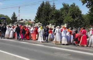 Nepot de bulibașă, înmormântat cu sute de oameni. Cortegiul, supravegheat de jandarmi. Fără măști, fără distanțare. Stare de alertă, în Vrancea