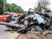 Audi imposibil de recunoscut, rupt în bucăți după ce s-a izbit de un stâlp, la ieșire din Giurgiu