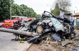 Audi imposibil de recunoscut, rupt în bucăți după ce s-a izbit de un stâlp, la ieșire din Giurgiu