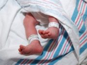 Bebelușul abandonat pe un teren viran din Ilfov, monitorizat de medici într-un incubator