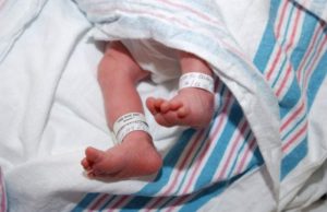 Bebelușul abandonat pe un teren viran din Ilfov, monitorizat de medici într-un incubator