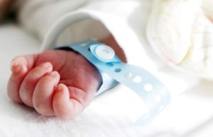 O mamă și-a trântit fără milă bebelușul la pământ după o criză de gelozie, în Timișoara