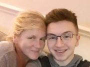 Mama unui băiat de 17 ani a murit de inimă rea după ce fiul ei a fost înjunghiat mortal, în Anglia