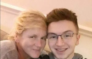 Mama unui băiat de 17 ani a murit de inimă rea după ce fiul ei a fost înjunghiat mortal, în Anglia