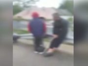 Gol pușcă, un tânăr lovește și batjocorește un puști, în plină stradă, la Roznov. Alți tineri filmează și se amuză