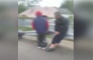 Gol pușcă, un tânăr lovește și batjocorește un puști, în plină stradă, la Roznov. Alți tineri filmează și se amuză