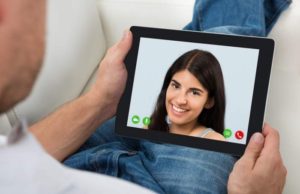 Tânără care făcea videochat în Iași reținută, după ce a șantajat un client