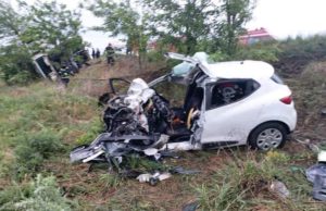 Mașina în care au murit doi tineri și bebelușul lor, în Galați, un morman de fiare aruncat în șanț